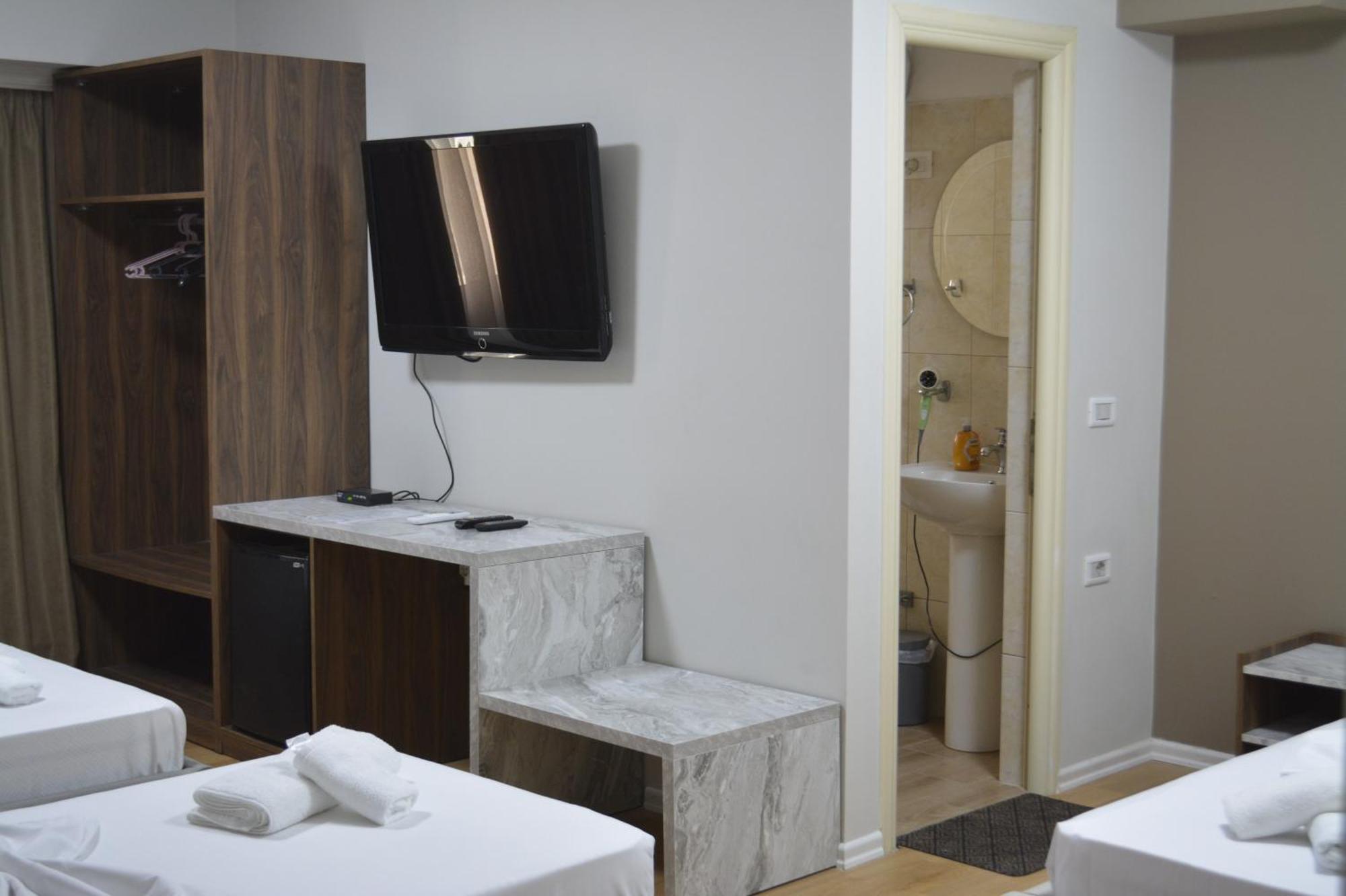 Hotel Her Vlorë エクステリア 写真
