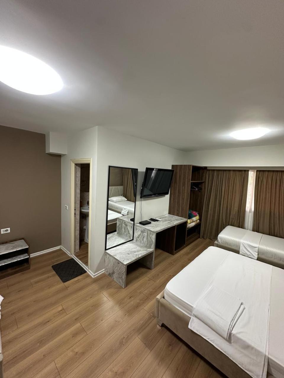 Hotel Her Vlorë エクステリア 写真